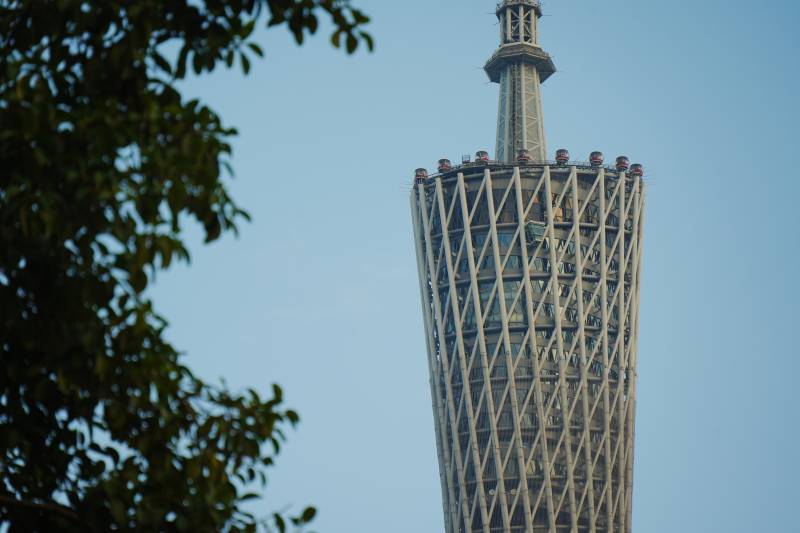 广州塔塔尖映蓝天图片