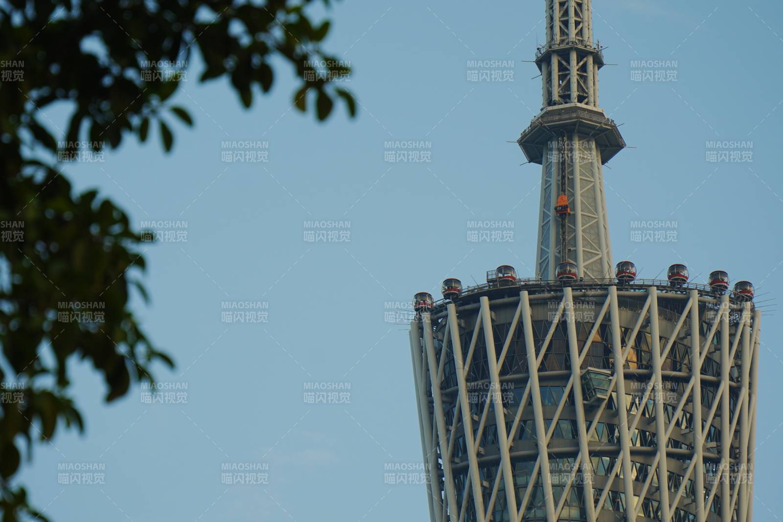远眺小蛮腰上的升降机图片