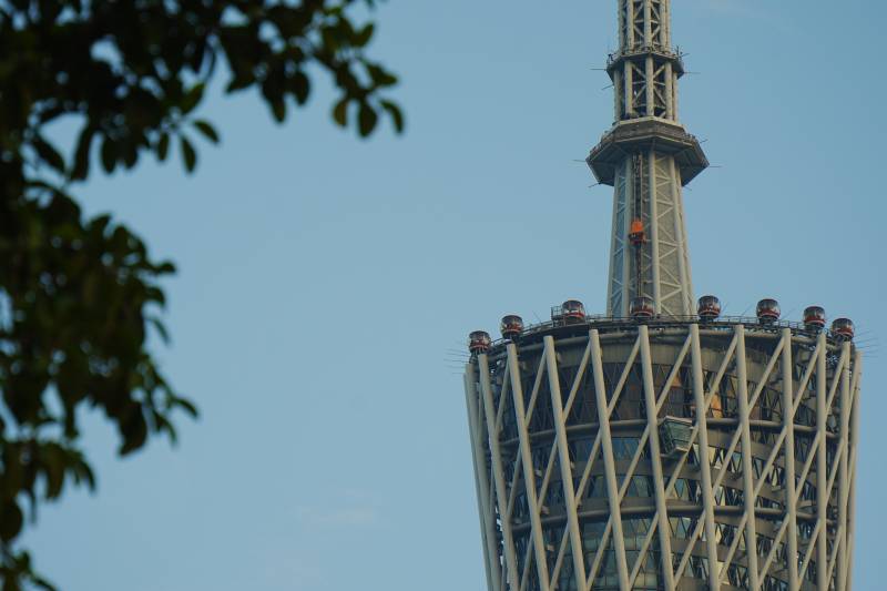 远眺小蛮腰上的升降机图片