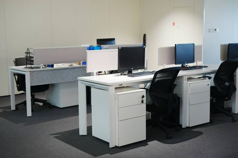 现代办公桌椅组合图片