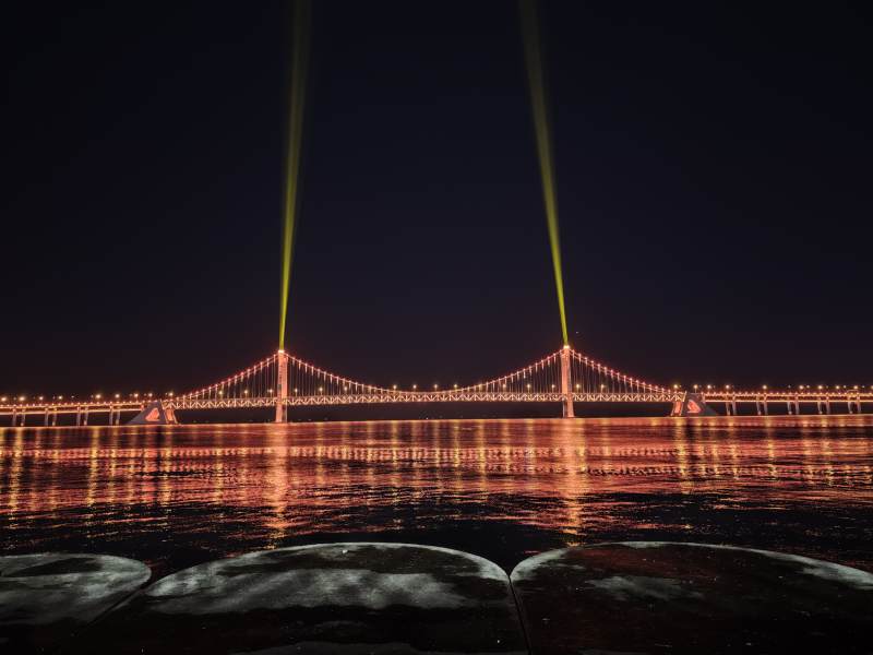 夜桥光束映水图片