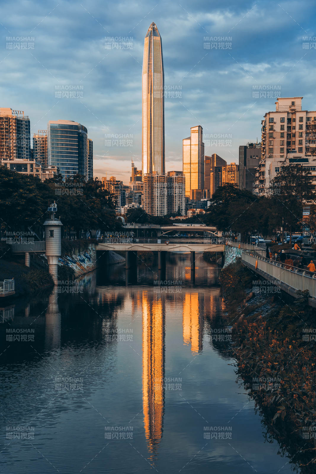 城市天际线倒影图片