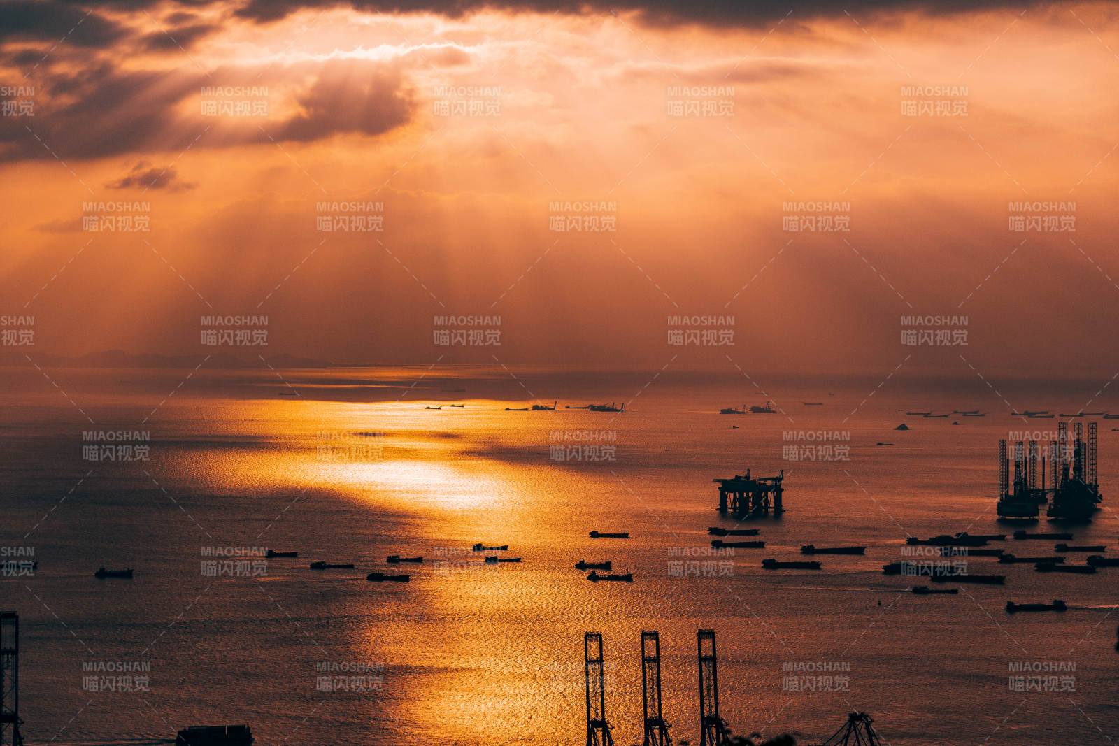 夕阳  丁达尔效应图片