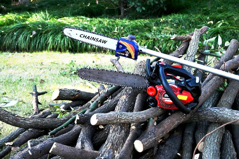 电锯伐木场景图片