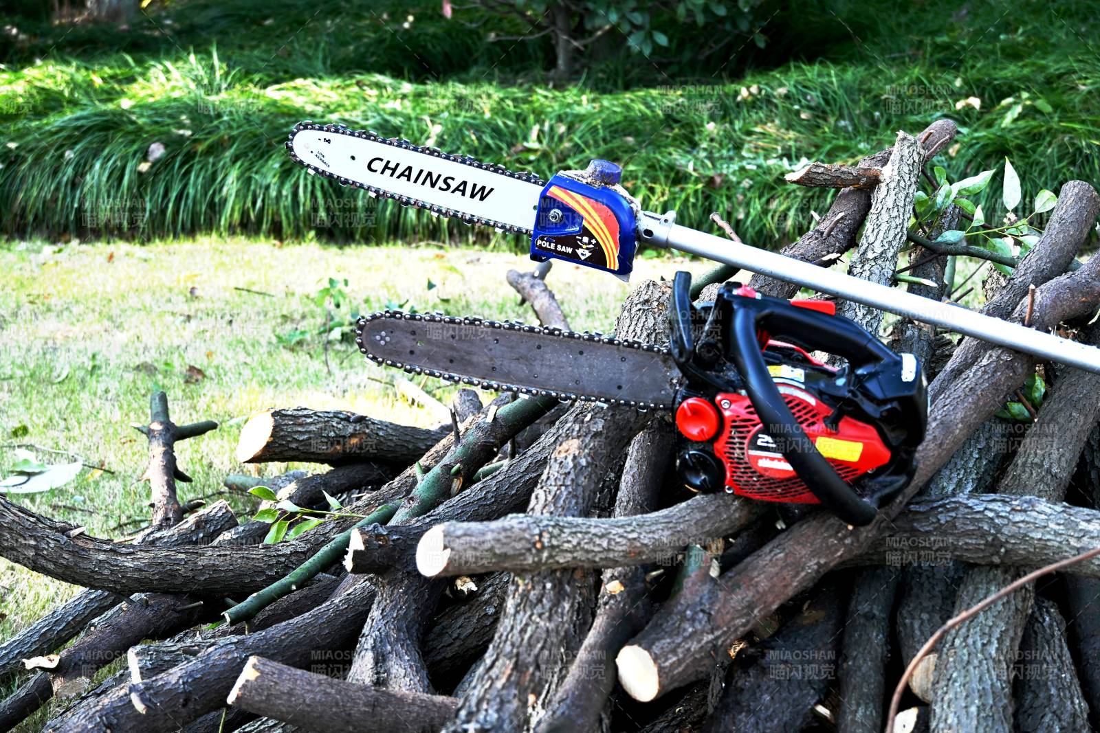 电锯伐木场景图片