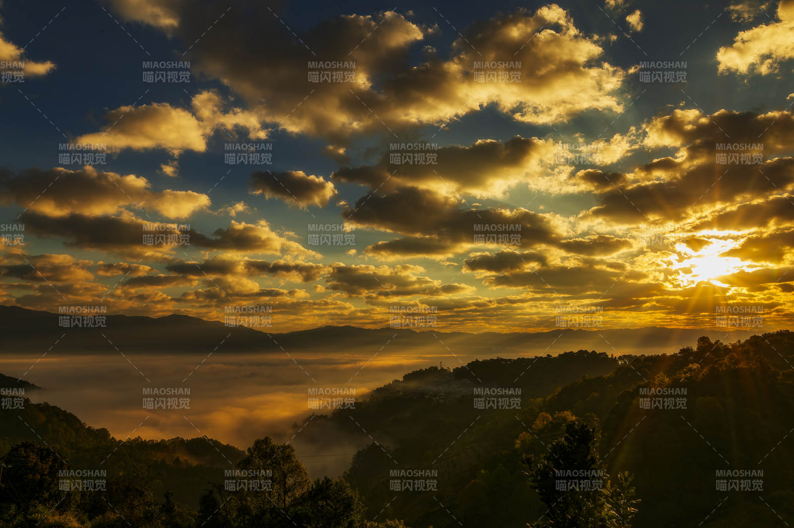 云海日出山间景图片