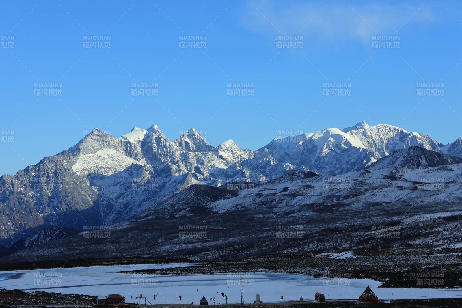 川西雪山映湖 蓝天如洗图片
