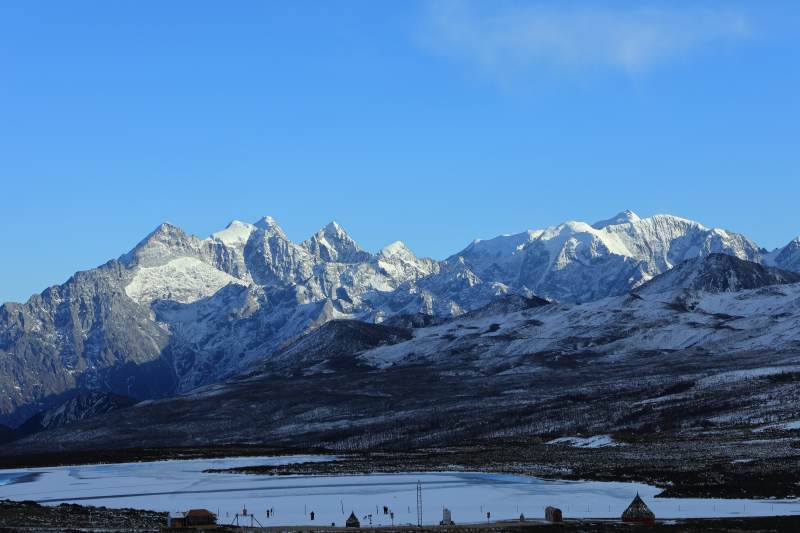 川西雪山映湖 蓝天如洗图片