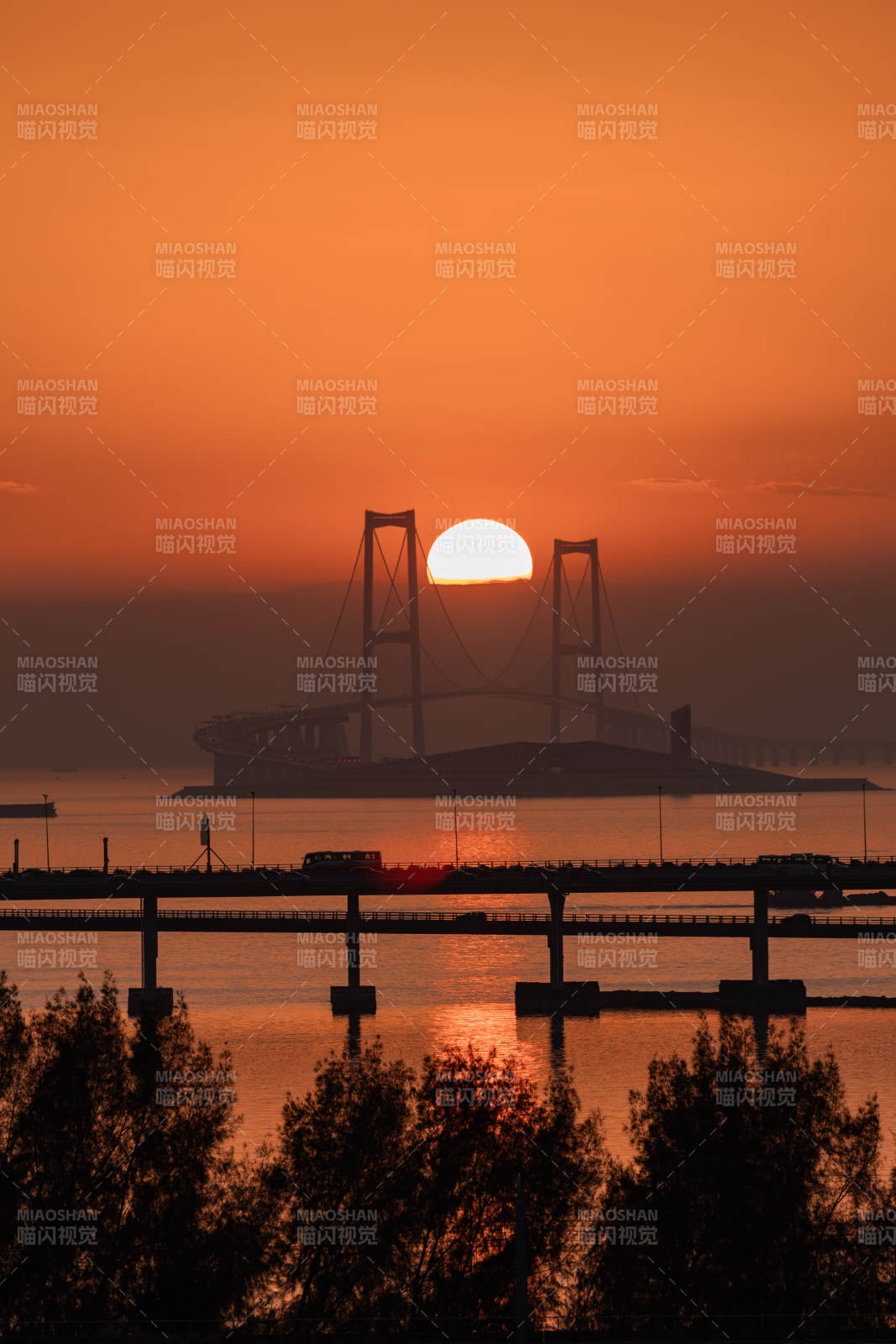 夕阳下的大桥剪影图片