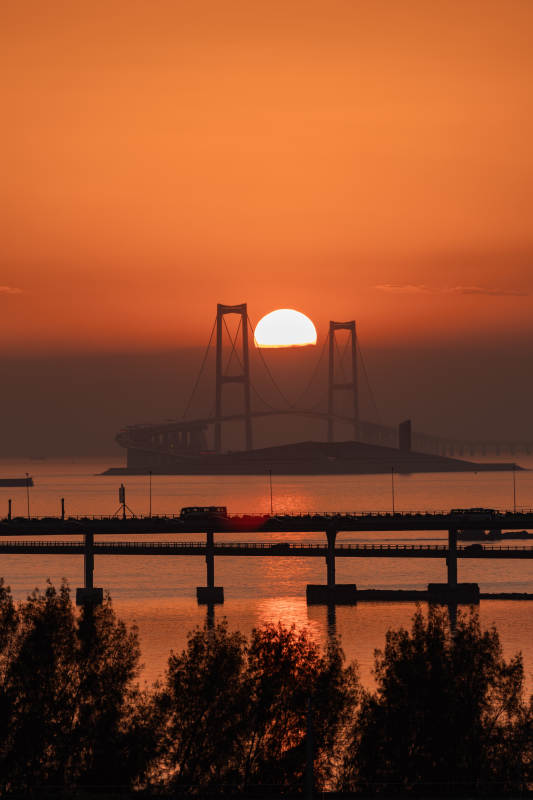 夕阳下的大桥剪影图片