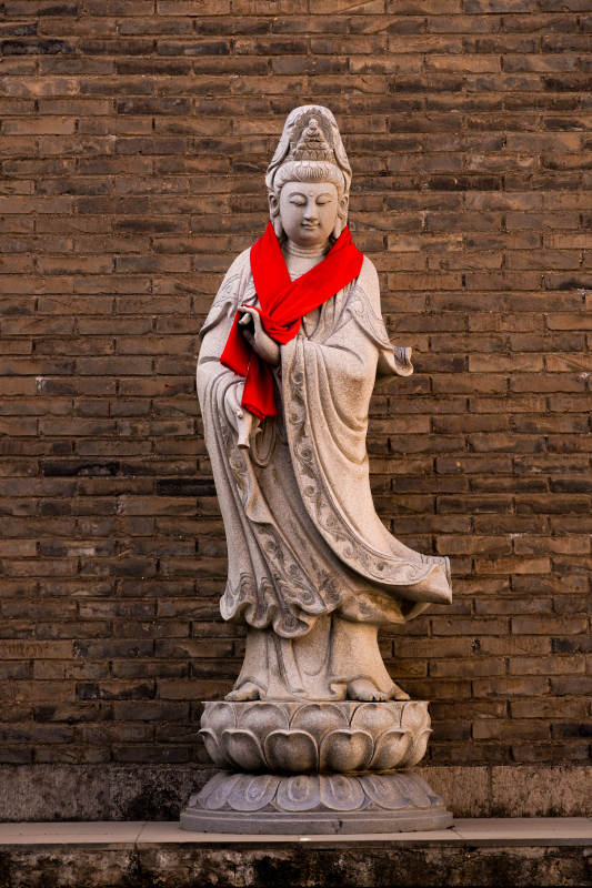 西安丨观音石像 红巾飘逸图片