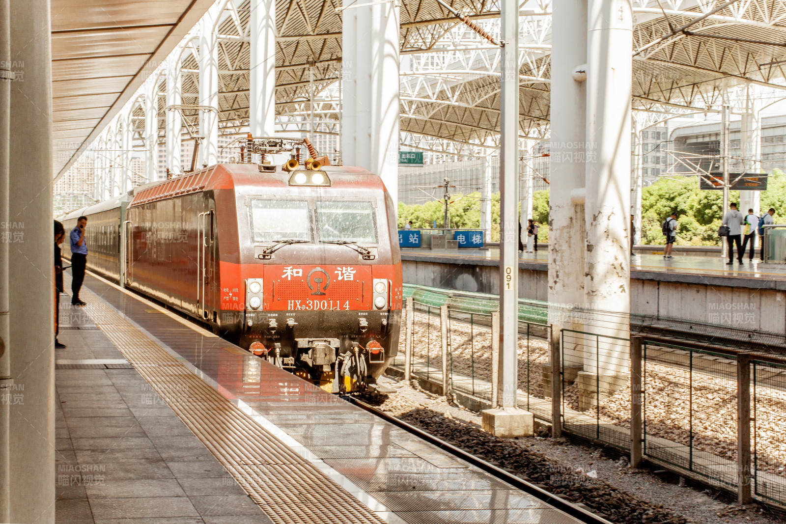 和谐号进站图片