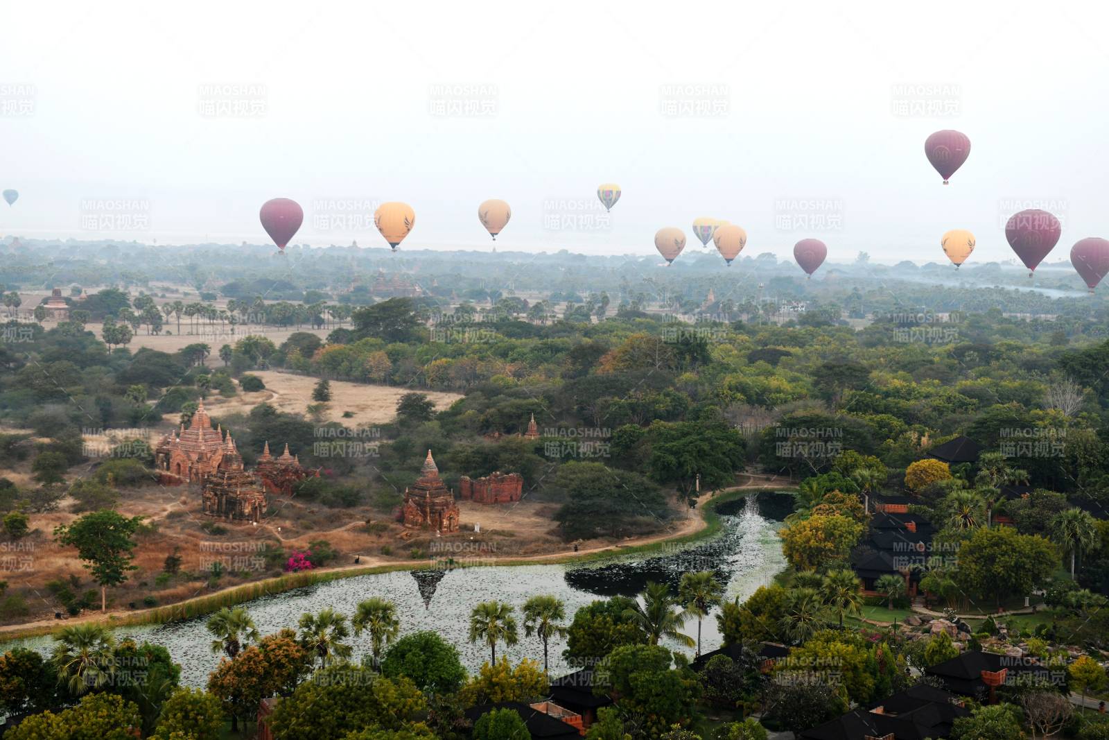 缅甸 热气球飞越古寺图片