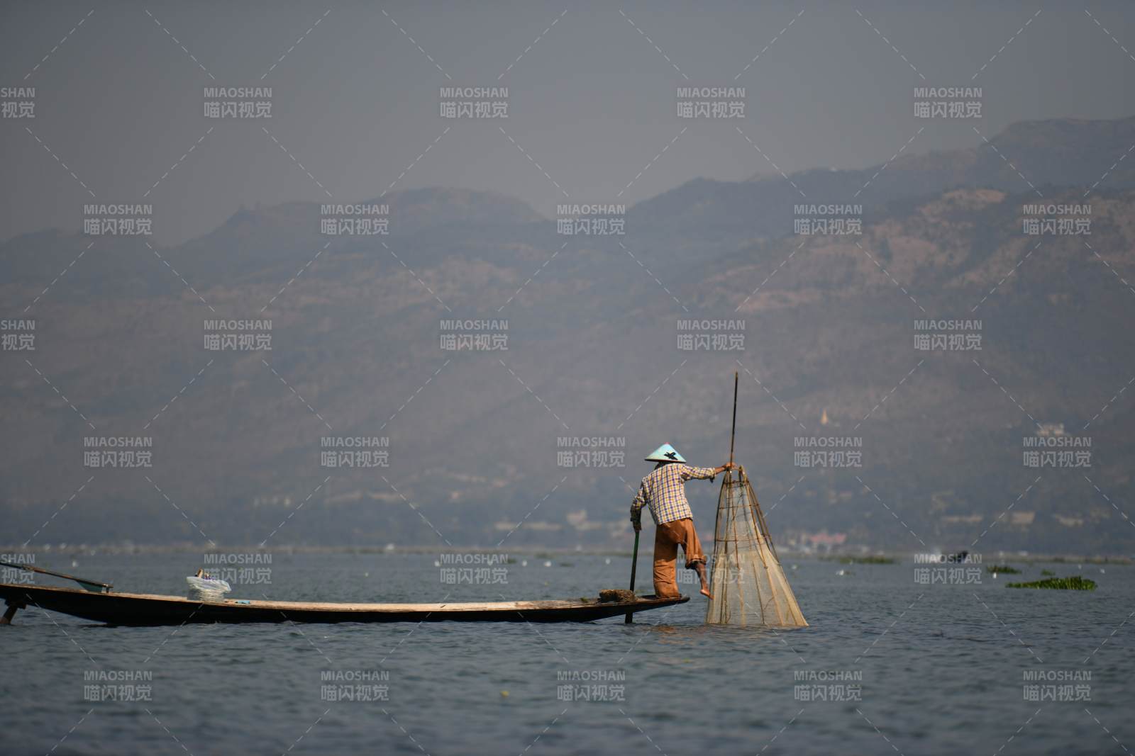 湖上捕鱼人图片