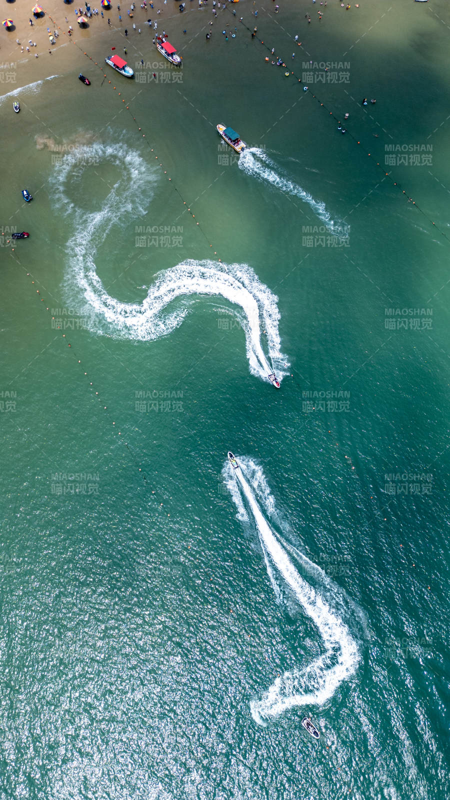 航拍平潭沙滩，海上游艇摩托艇图片