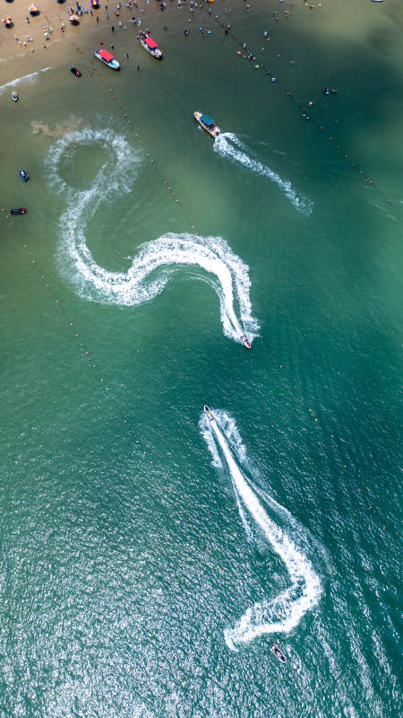 航拍平潭沙滩，海上游艇摩托艇图片