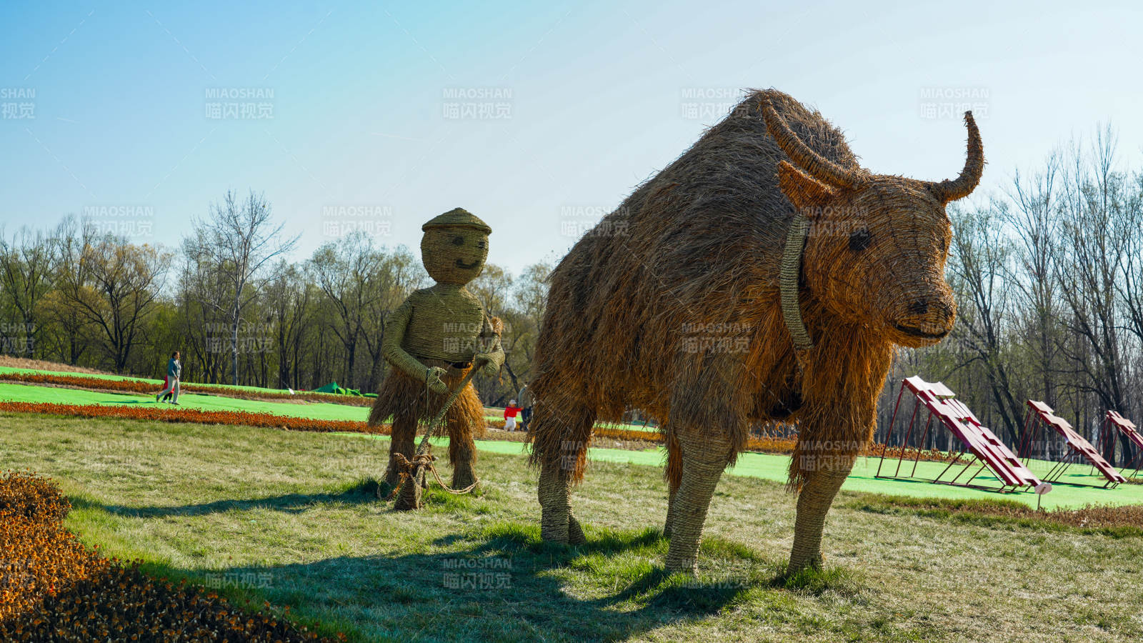 北京海淀京西稻田草雕牛与人形雕塑图片