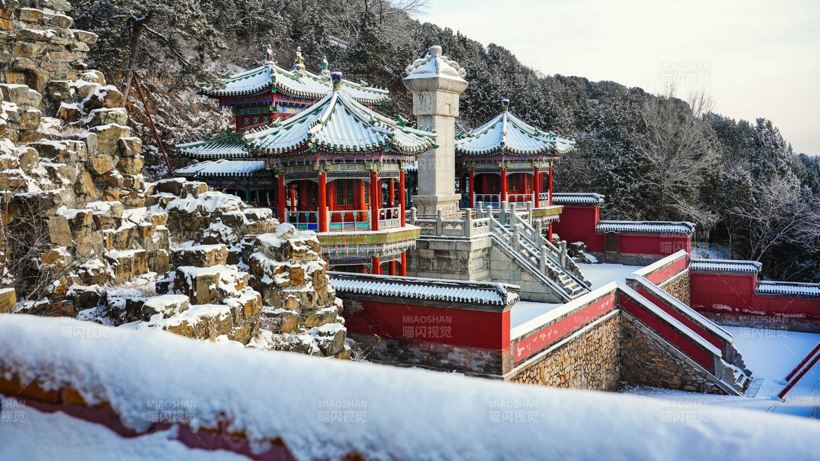 颐和园雪覆古建筑群图片