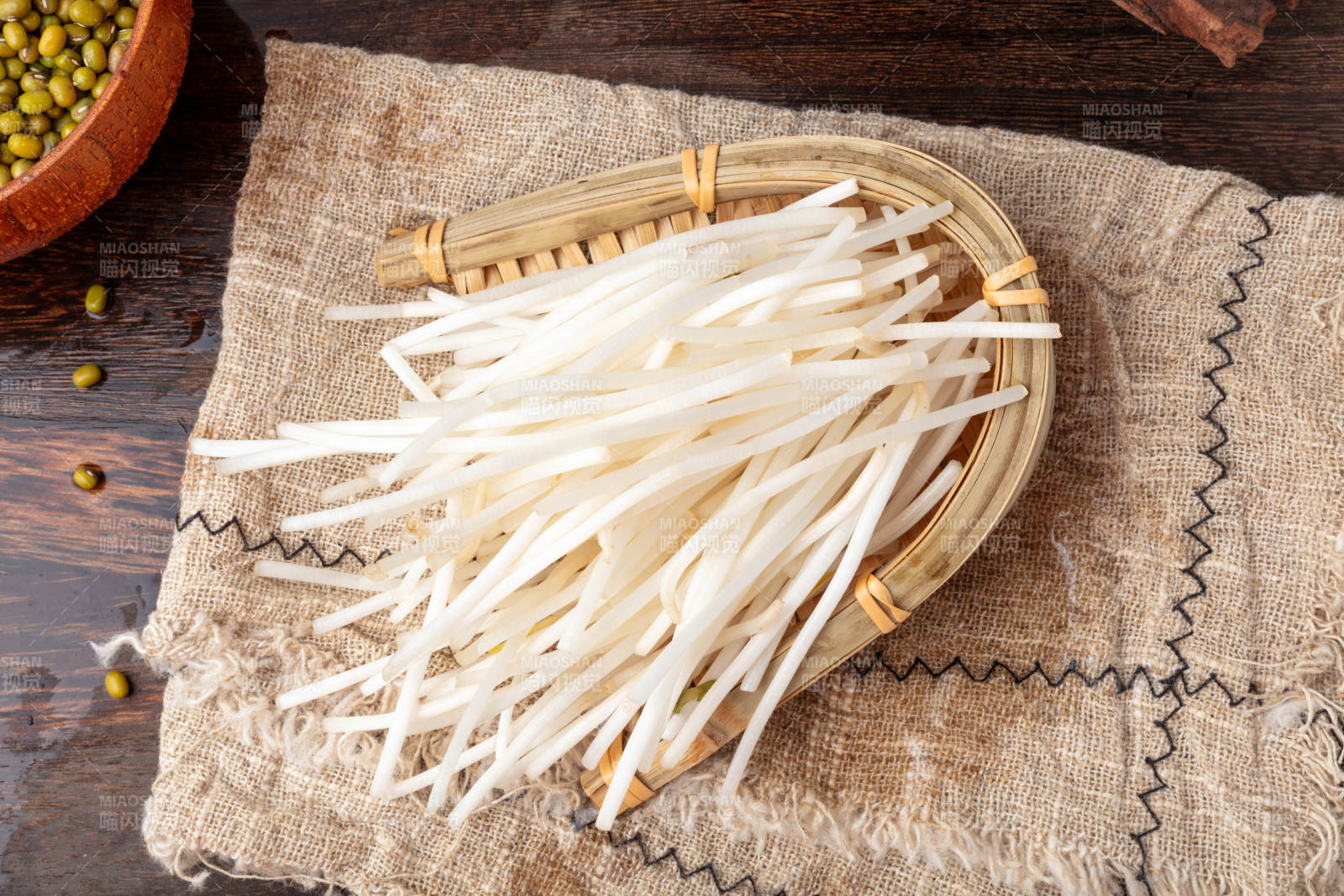 新鲜绿豆芽置于竹篮图片