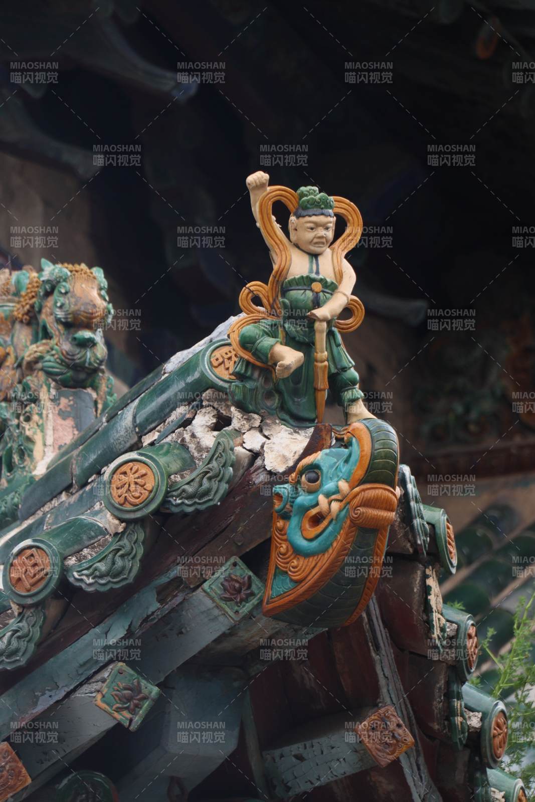 山西临汾琉璃塔屋脊上的彩绘神兽图片