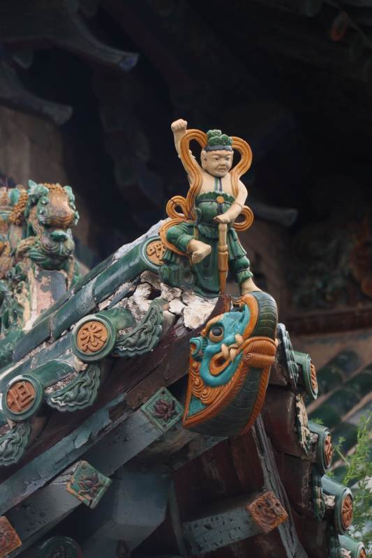 山西临汾琉璃塔屋脊上的彩绘神兽图片