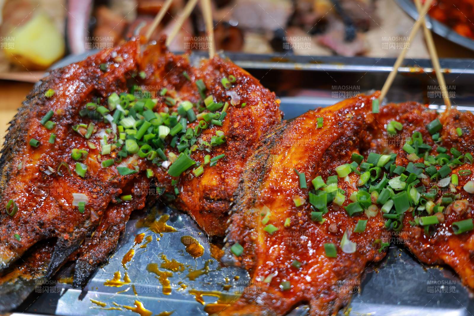 香辣烤鱼配葱花图片