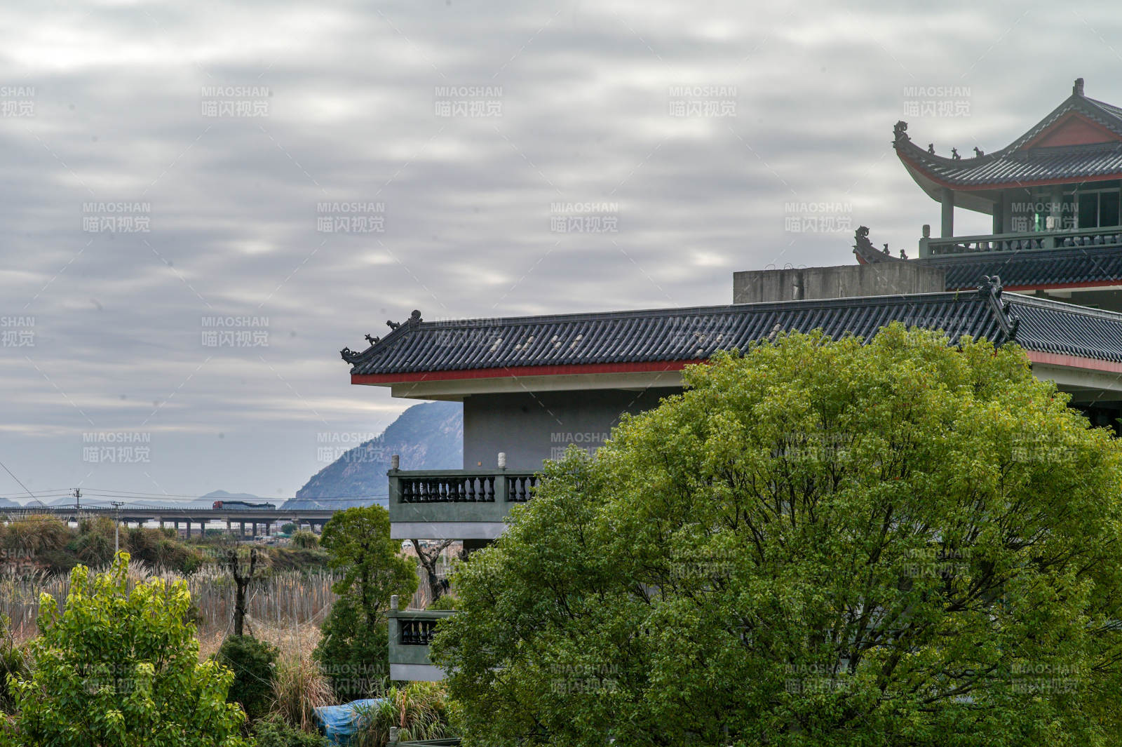 霞浦地藏寺的古建筑与绿树相映图片