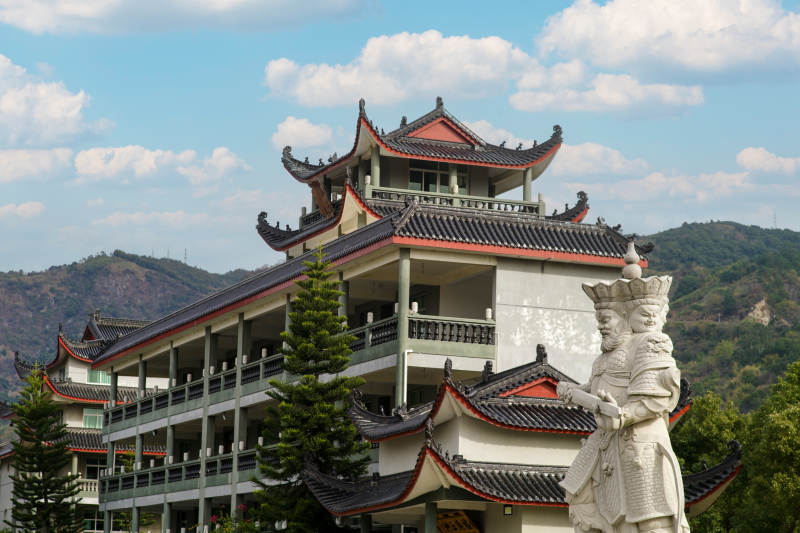 霞浦地藏寺古建筑前的石像图片