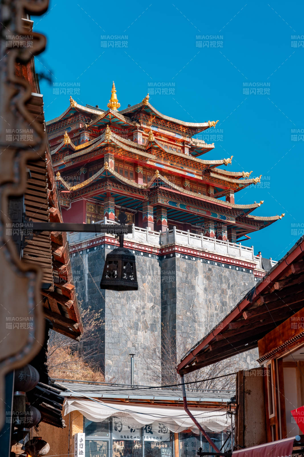 古塔映蓝天图片