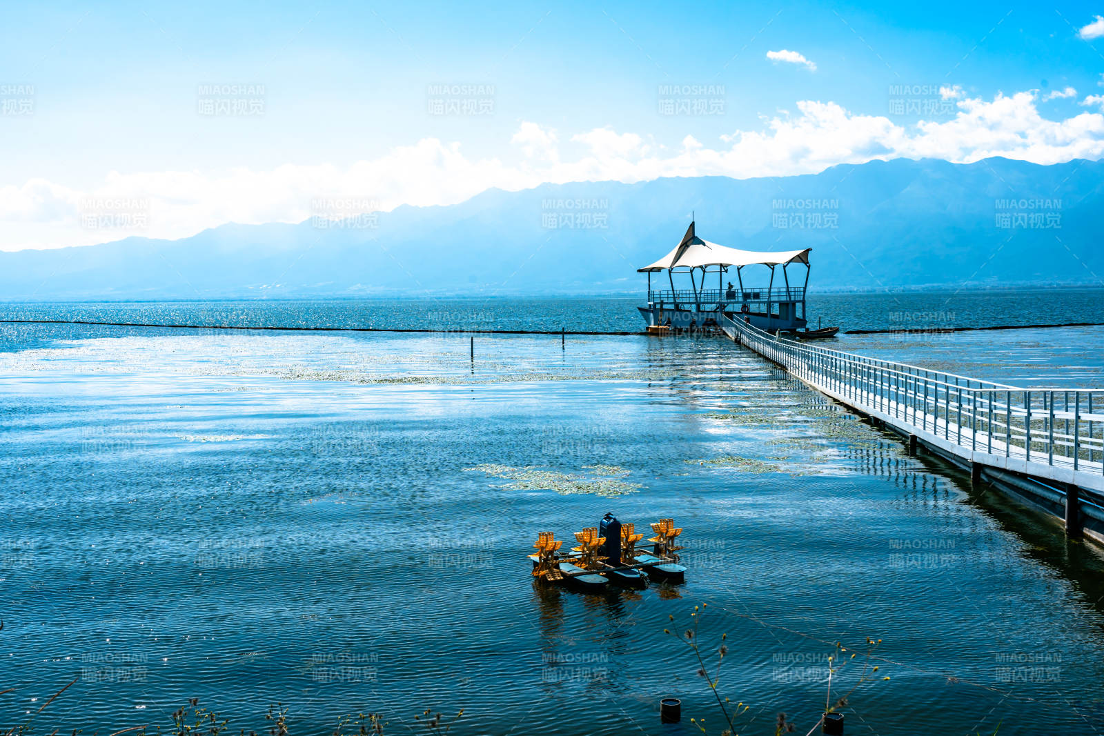 湖上泛舟 远山如画图片