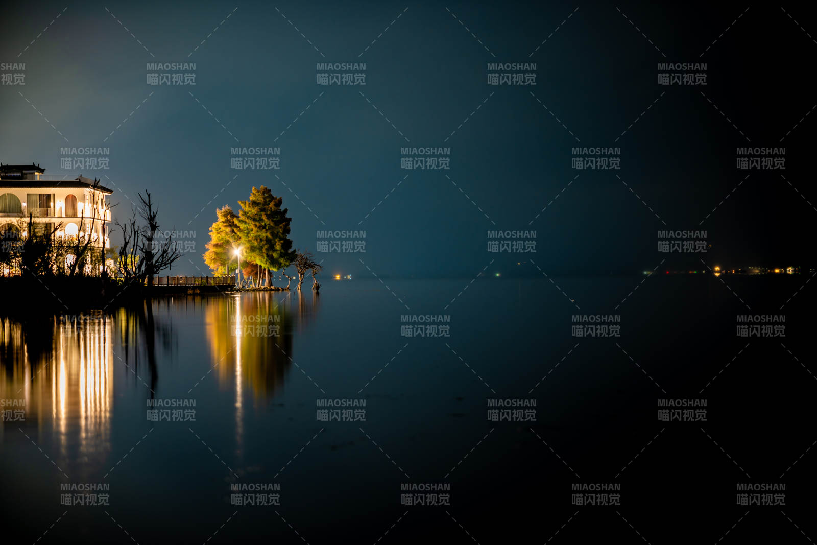 湖畔夜景静谧美图片