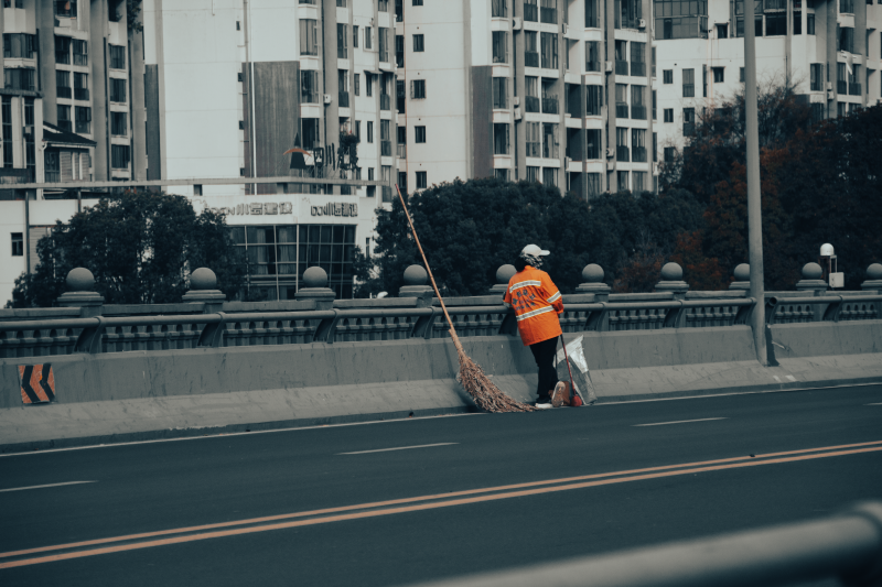 环卫工人清扫街道图片