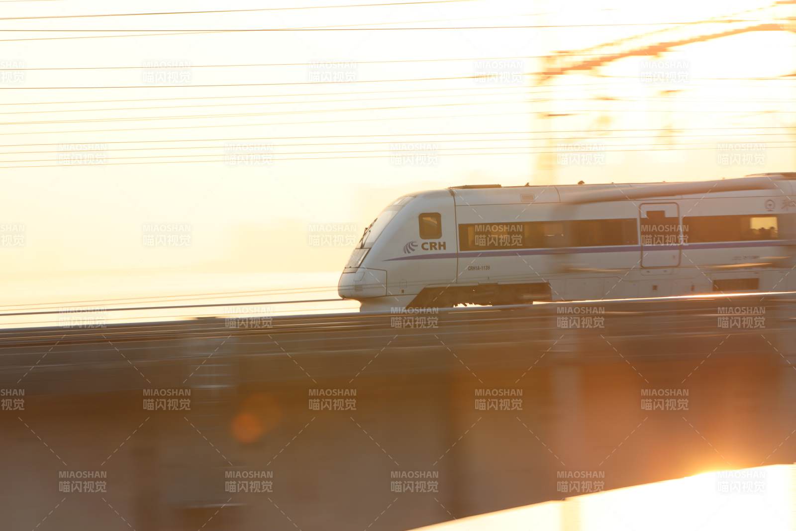 高铁疾驰夕阳下图片