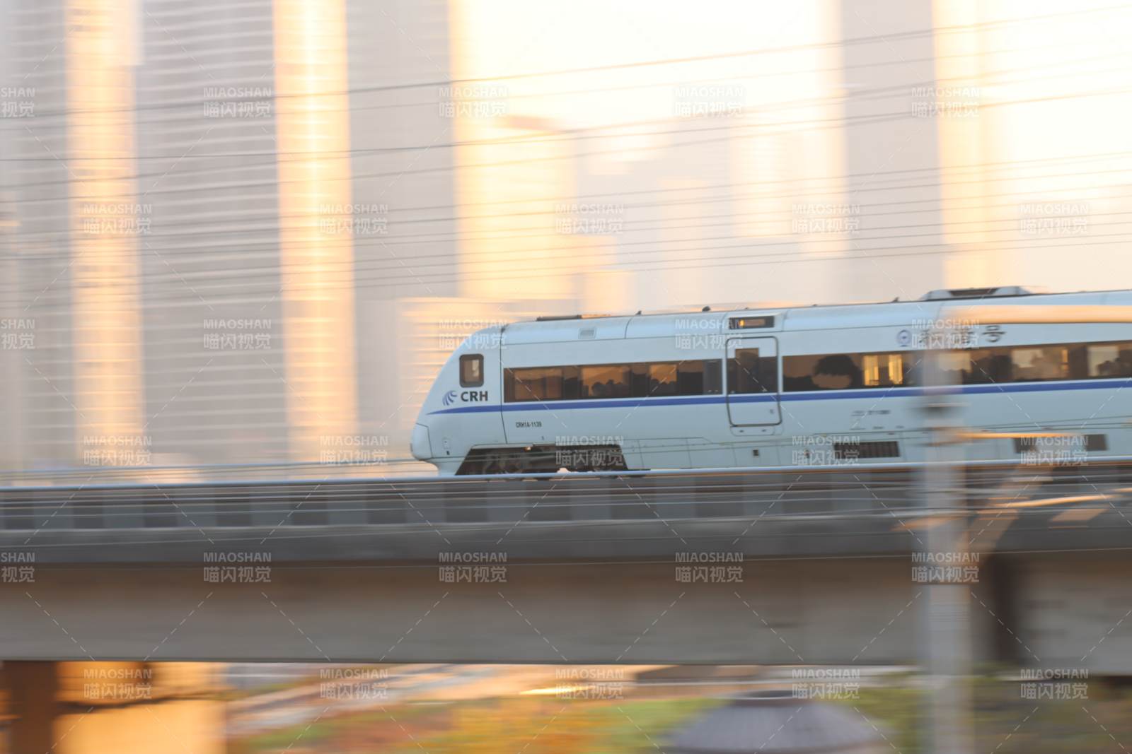 高铁飞驰城市间图片