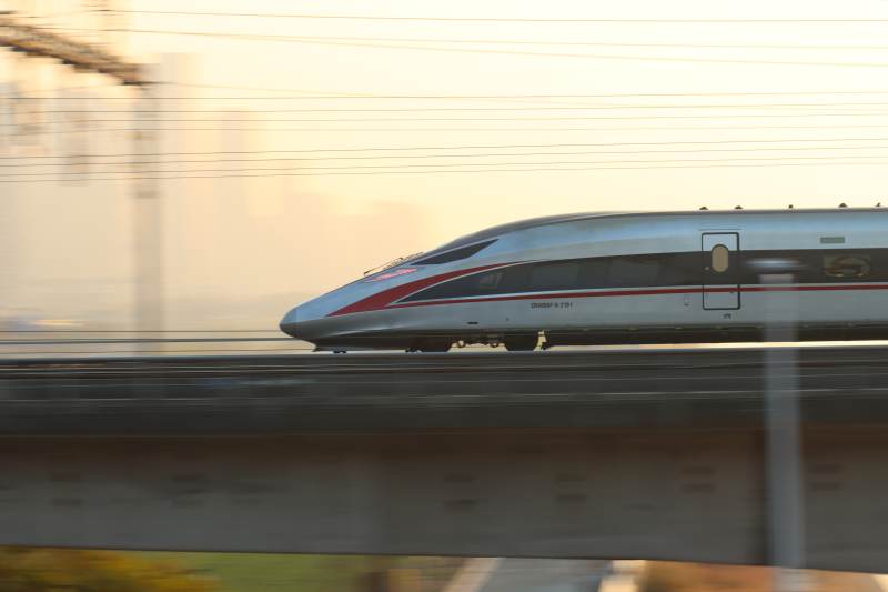 高铁疾驰而过图片