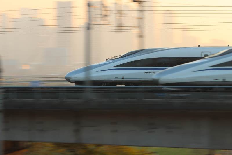 高速列车飞驰而过图片