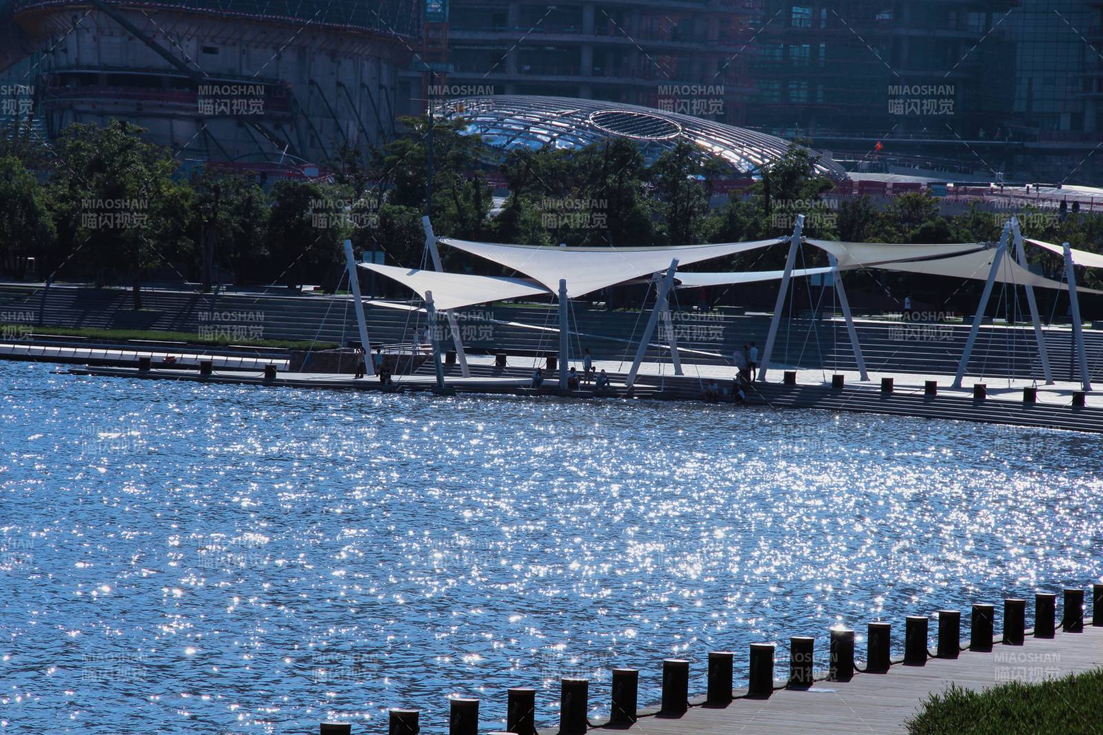 深圳公园湖畔现代建筑风光图片