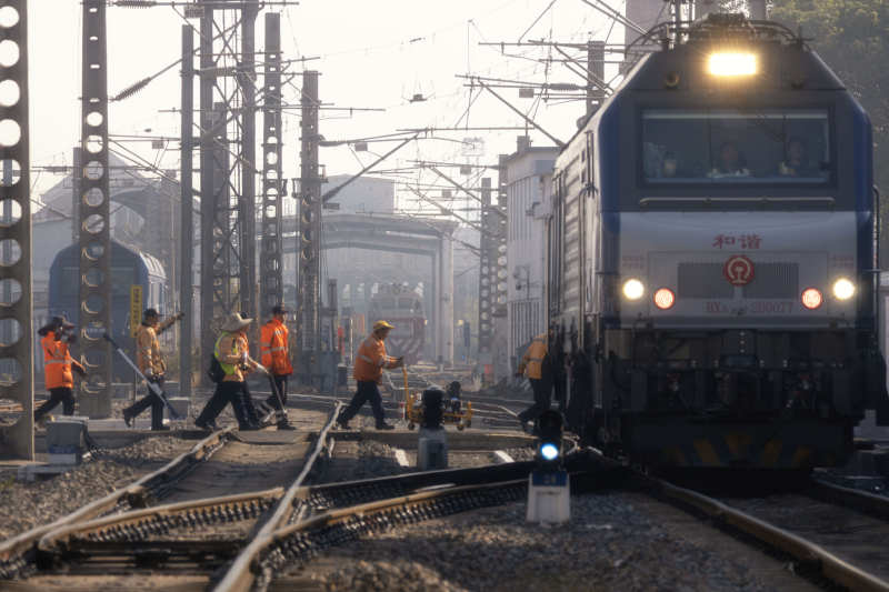 铁路工人检修作业图片