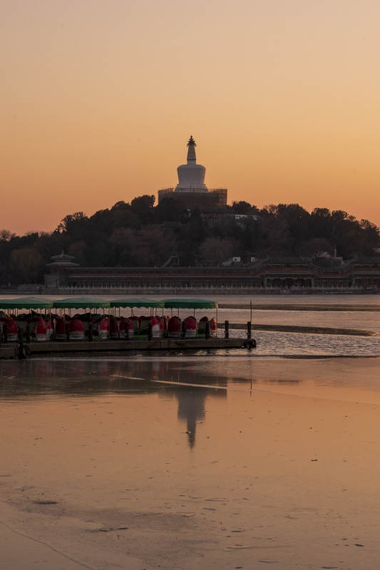 夕阳下的北海公园白塔湖景图片