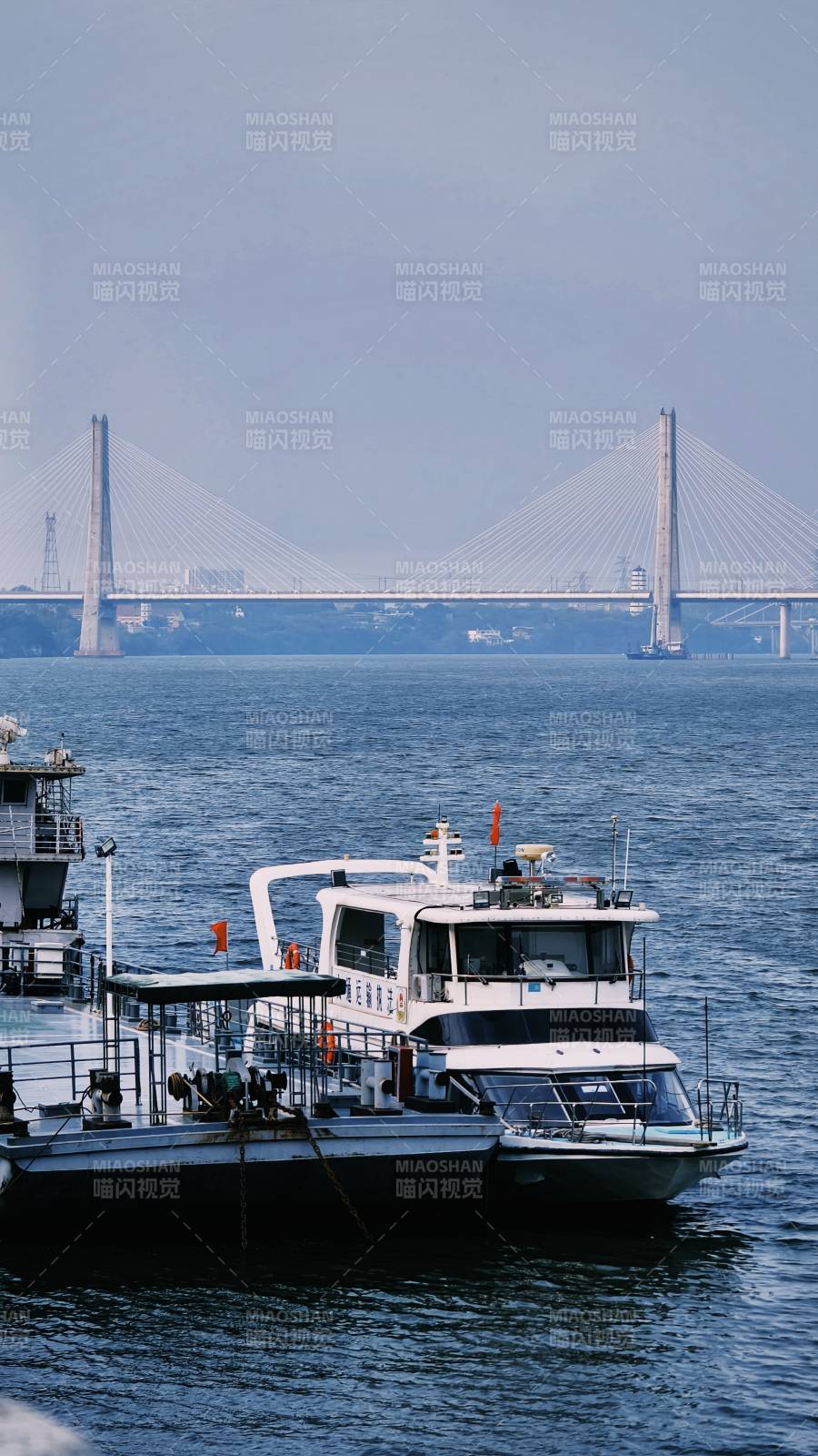 江上船影桥远图片