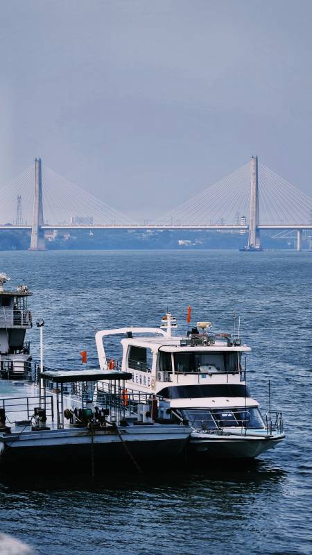 江上船影桥远图片