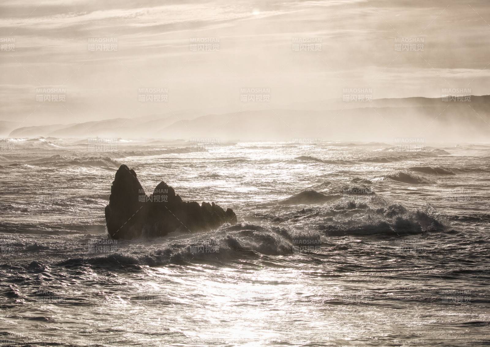 海浪拍岸 岩影朦胧图片