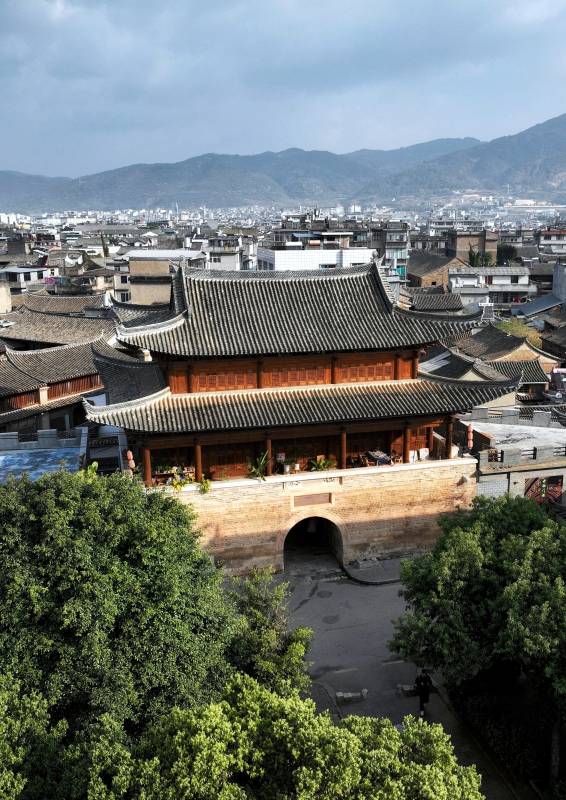 云南石屏县石屏古城的云台门图片