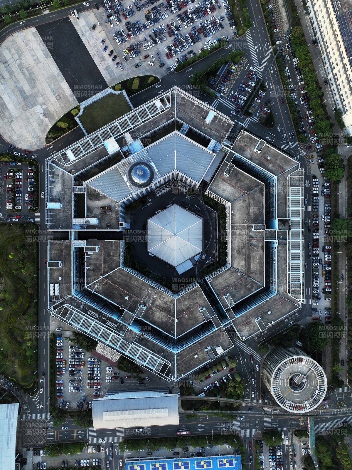 深圳坪山区比亚迪总部六角大楼航拍图片
