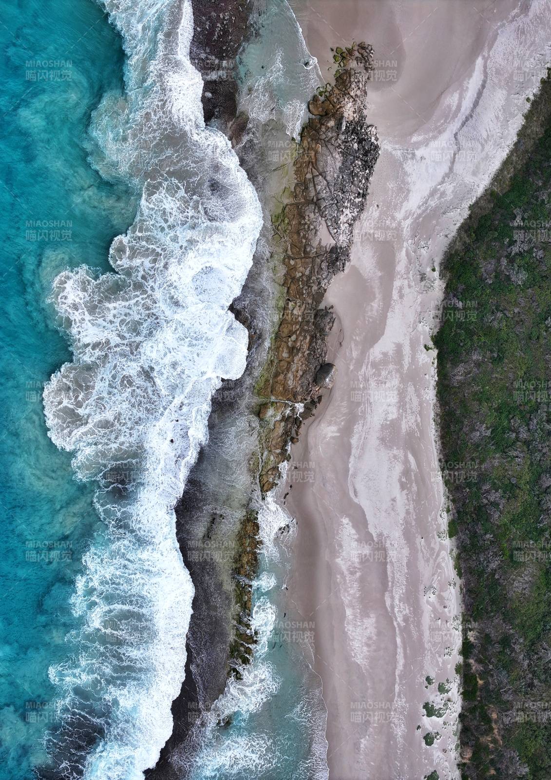 海浪拍打礁石沙滩图片