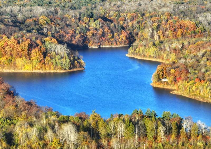 吉林省抚松县三江汇秋日湖林风光俯瞰航拍图片