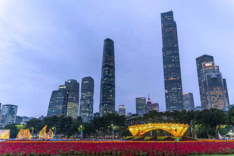 傍晚广州海心沙公园及珠江新城城市夜景花海图片