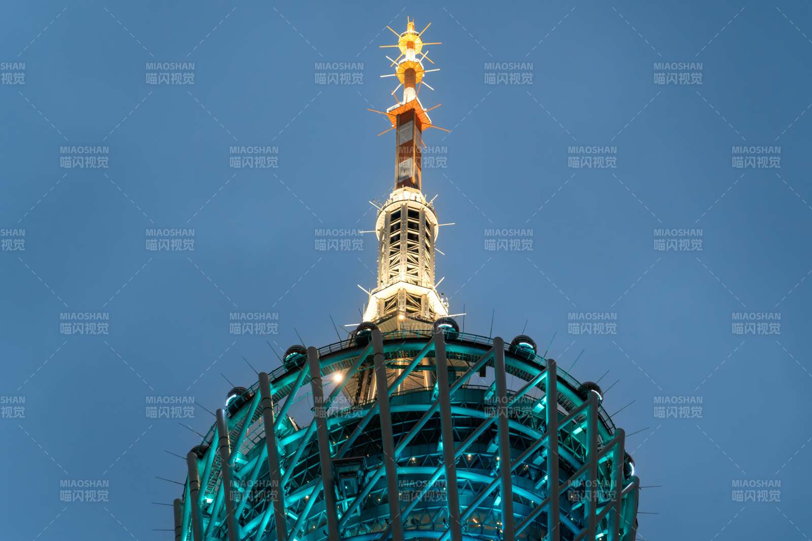 蓝调时刻广州塔塔顶亮灯图片