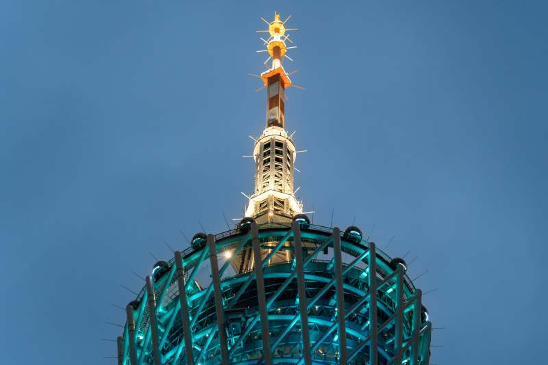 蓝调时刻广州塔塔顶亮灯图片