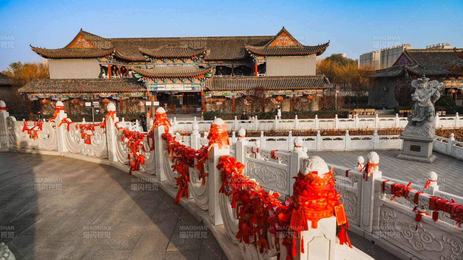 廊坊霸州大悲禅寺古建筑前红绸飘扬图片